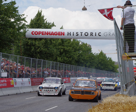 Starten er gået til finalen i Royal ProAm under Copenhagen Historic Grand Prix søndag eftermiddag. Det blev siden den 5-dobbelte Le Mans vinder, Emanuelle Pirro (forrest), der kørte sejren i hus i en BMW 2002 delt med bilens ejer, Jan Heiselberg.